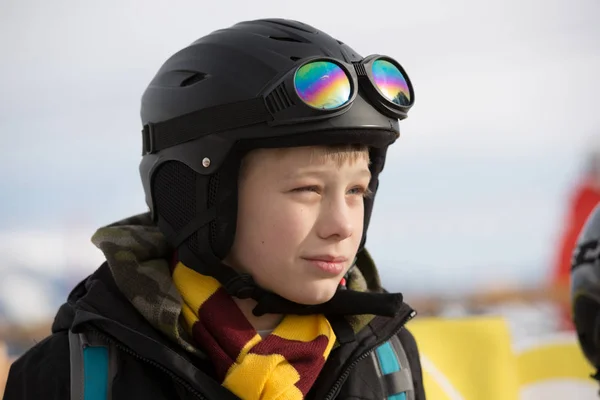 Menino Jovem Preto Esqui Esporte Proteção Capacete Fim Óculos — Fotografia de Stock