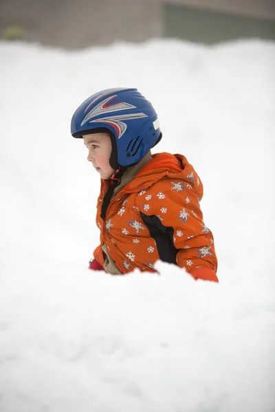 Menino Jovem Laranja Capacete Geral Azul Joga Livre Inverno — Fotografia de Stock