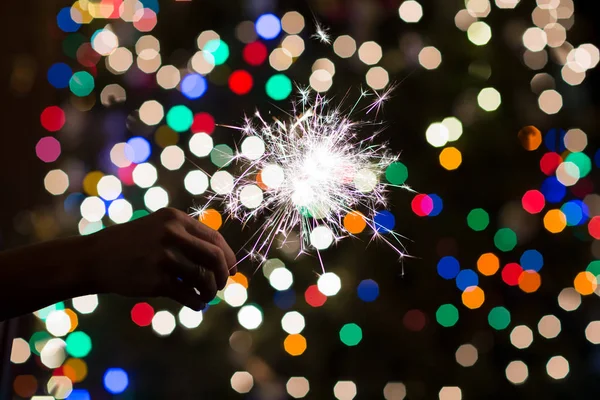 Brilho Ardente Mão Manchas Bokeh Coloridas Uma Árvore Natal Quarto — Fotografia de Stock