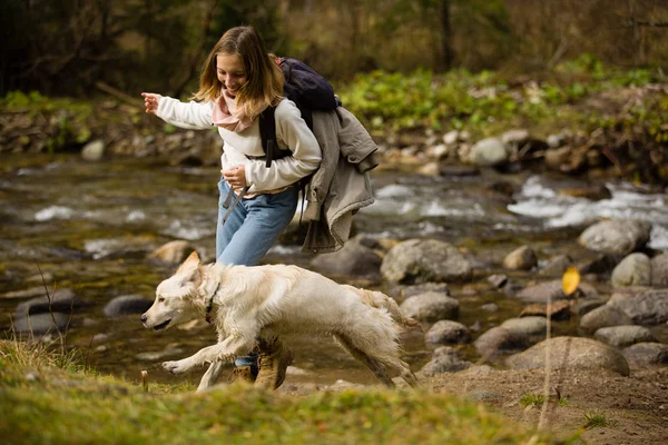 Jovem Joga Com Filhote Cachorro Golden Retriever Natureza Lado Rio — Fotografia de Stock