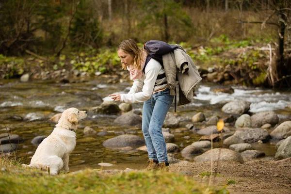 Jovem Joga Com Filhote Cachorro Golden Retriever Natureza Lado Rio — Fotografia de Stock