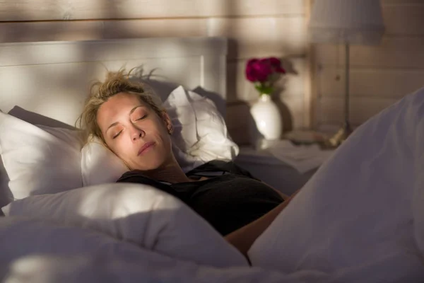 Mulher Loira Bonita Dorme Cama Casa Madeira — Fotografia de Stock