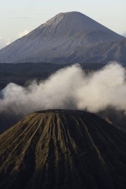 Dumanlı, vulcanic manzara sabah zaman ünlü Endonezya yanardağ, Bromo hakkında.