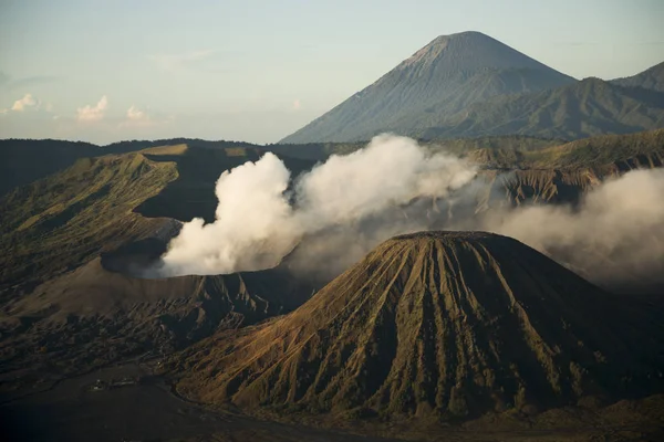 有名なインドネシアの火山 ブロモの朝時に煙のような Vulcanic の風景 — ストック写真