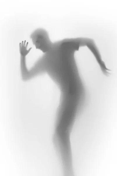 愉快的跳舞人身体剪影在一个漫反射表面之后 可以看到脸 手指和手 — 图库照片