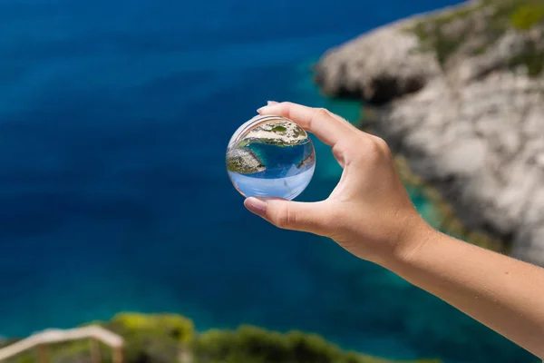 Paisagem Uma Bela Costa Azul Verde Mar Fundo Mão Menina — Fotografia de Stock