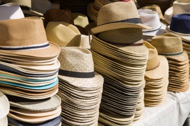 Saman sunhats, pazar yeri, açık şerit süslemeli bir sürü.