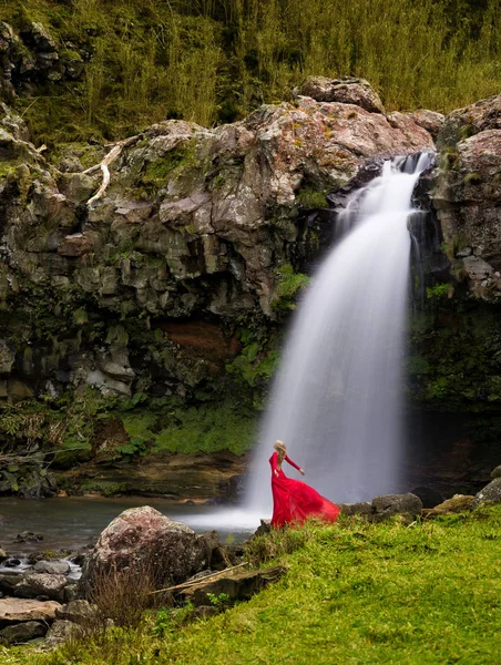 Pretty Woman Long Red Dress Enjoys Wet Breeze Nature Waterfall — Stock Photo, Image