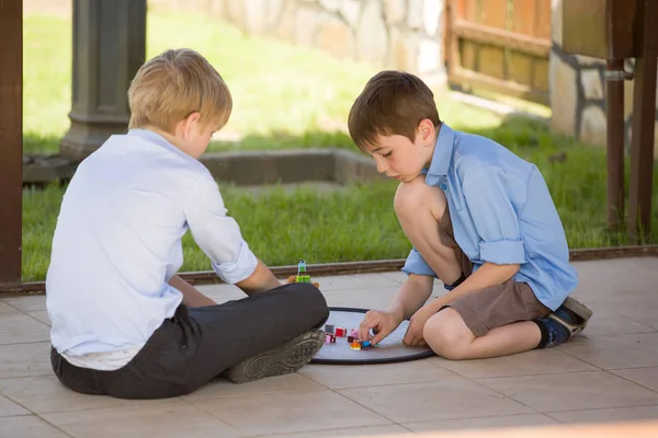 Duas Crianças Pequenas Sentar Jogar Com Jogo Tijolo Juntos Livre — Fotografia de Stock