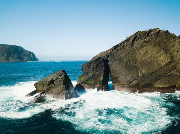 Vue Aérienne Des Oiseaux Sur Les Formations Rocheuses Sauvages Milieu — Photo