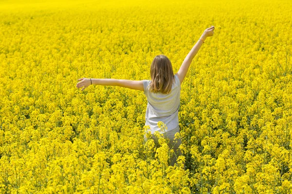 Gyönyörű Fiatal Lány Élvezi Illata Sárga Virágos Mező — Stock Fotó
