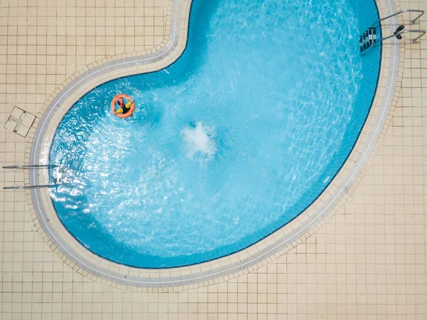 Imagem Aérea Drone Sobre Uma Bela Azul Piscina Exterior Com — Fotografia de Stock