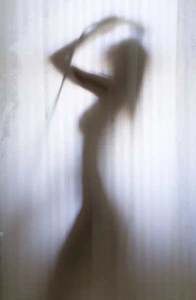 美丽和性感 完美的身体女人站在浴室的淋浴下 在淋浴窗帘后面 身体剪影 — 图库照片