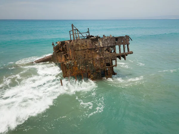 Vieja Nave Oxidada Naufragando Medio Del Mar Junto Limmasol Ciprus — Foto de Stock
