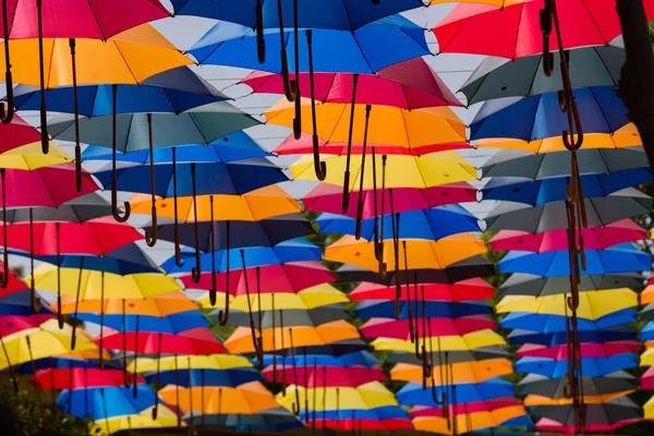 Renkli Şemsiyeler Bağlı Lots Sokak Üzerinde Gölge Vermek — Stok fotoğraf