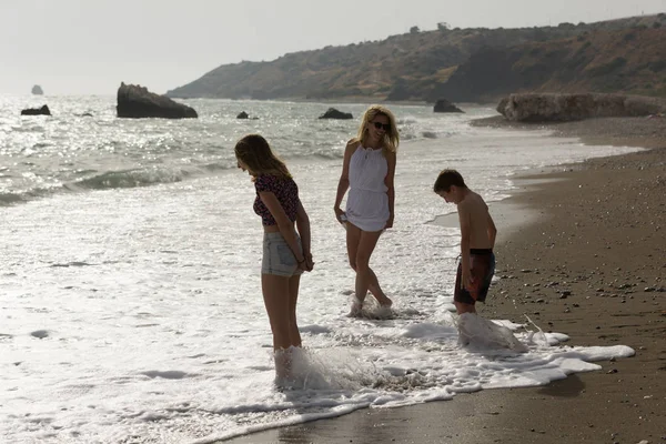 Мати Діти Користуються Своїм Відпочинком Піщаному Пляжі Морській Воді Пізно — стокове фото