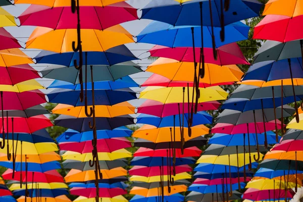 Egy Halom Színes Esernyők Összekapcsolt Árnyék Felső Utca — Stock Fotó