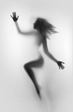 Bir cam veya tekstil yüzeyarkasında güzel ve seksi kadın dansçı performansı.