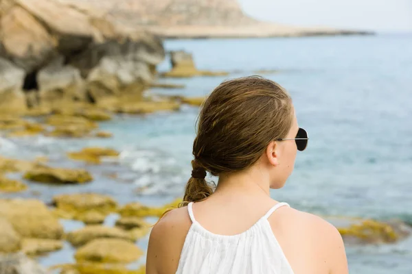 Jovem Adolescente Óculos Sol Topo Branco Livre Costa Mar Chipre — Fotografia de Stock