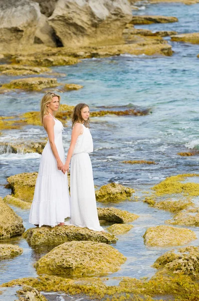 Beautiful Blonde Mother Daughter Stand Coastal Rocks White Long Dress — Stock Photo, Image