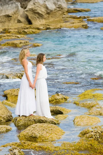 Bela Mãe Loira Filha Ficar Rochas Costeiras Vestido Longo Branco — Fotografia de Stock