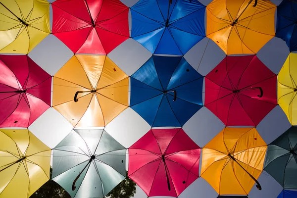 Birlikte Renkli Şemsiyeler Caddenin Üzerinde Güneş Işığı Gölge Vermek — Stok fotoğraf