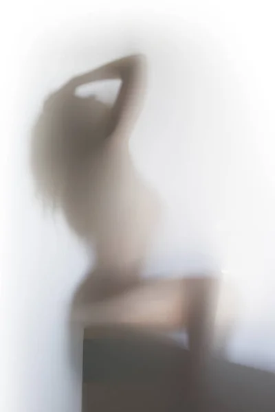 美丽的裸体性感女人在窗帘后面摆姿势 只有她活泼的身体形状 长发和面部阴影可以看到 — 图库照片