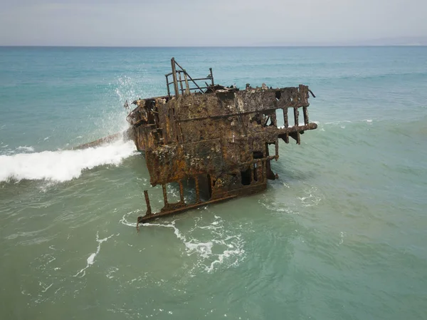 緑の海に囲まれた錆びた船の難破船 キプロス — ストック写真