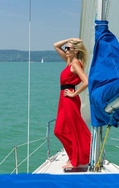 Piękna Blondynka Długowłosy Kobieta Czerwonej Długiej Sukni Stoi Pokładzie Żaglowiec — Zdjęcie stockowe