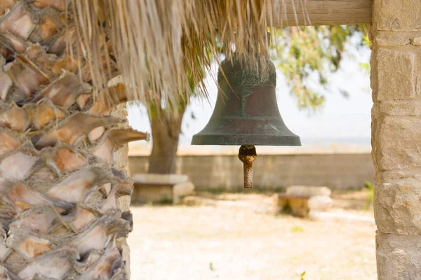 Ритуальный Сакральный Колокол Открытом Воздухе Саду Церкви Рядом Пальмой — стоковое фото