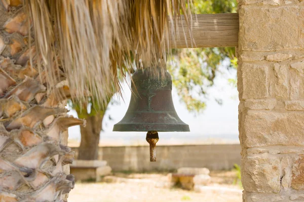 Campana Sacrale Rituale All Aperto Nel Giardino Una Chiesa Accanto — Foto Stock