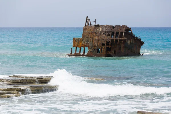 Rusty Buque Naufragio Permanece Rodeado Agua Cerca Las Costas Chipre — Foto de Stock