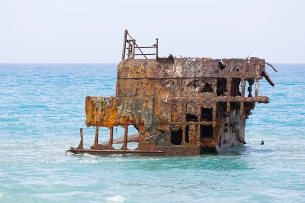 Rusty Buque Naufragio Permanece Rodeado Agua Cerca Las Costas Chipre — Foto de Stock