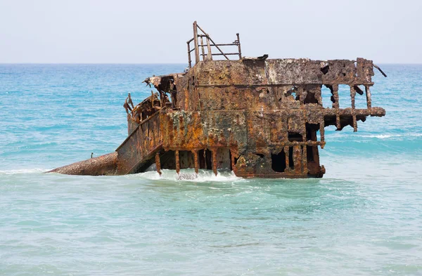 荒っぽい船の難破船はキプロス海岸の近くの水に囲まれたまま — ストック写真
