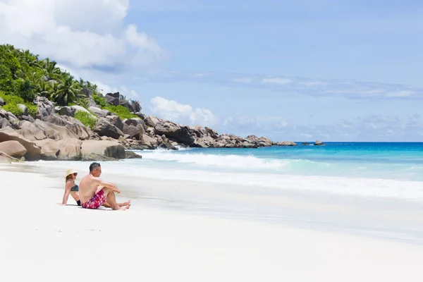 Pareja Enamorados Disfrutan Sus Vacaciones Juntos Playa Tropical Seychelles —  Fotos de Stock