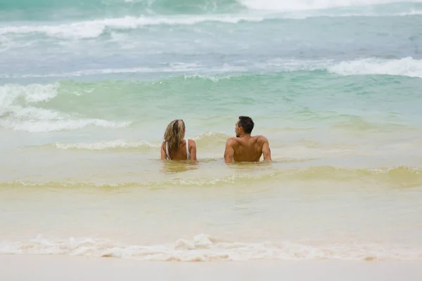 Mulher Cabelos Longos Homem Musculoso Desfrutar Das Ondas Praia Juntos — Fotografia de Stock