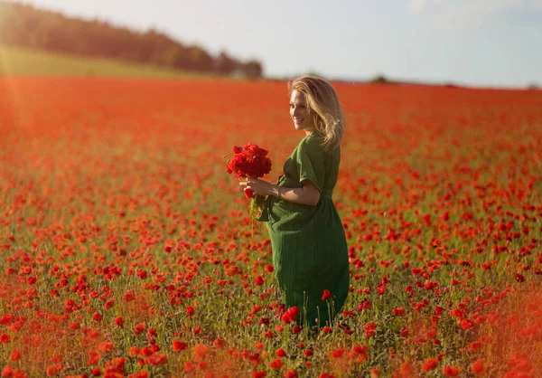 Gyönyörű Szőke Terhes Hosszú Zöld Ruhában Egy Csokor Virággal Kezében — Stock Fotó