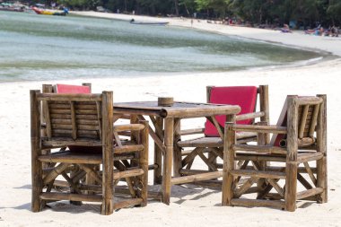 Bambu masa ve sandalyeler denize yanındaki tropikal kum Beach Adası Koh Samui, Tayland su. Yakın çekim