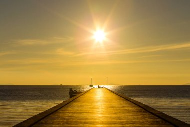 Ahşap köprü adası Koh Samui, Tayland için günbatımı Plajı'nda denize. Tatil ve tatil kavramı