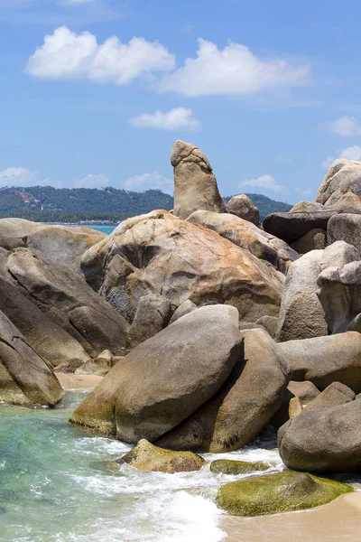 祖父岩石 一个在泰国苏梅岛岛上的小弟弟形状的支柱 欣塔和欣合岩 — 图库照片