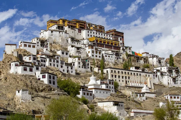 前往印度查谟和克什米尔Ladakh路Leh附近的Thiksey佛教修道院或Thiksey Gompa路上的景观景观 它座落在Tiksey村的一座山上 — 图库照片