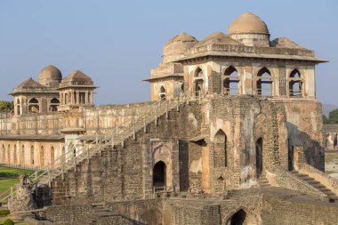 Mahal Jahaz, gemi Palace Sunrise. Mandu, Madhya Pradesh. Hindistan. Arka planda eski Hint mimarisi