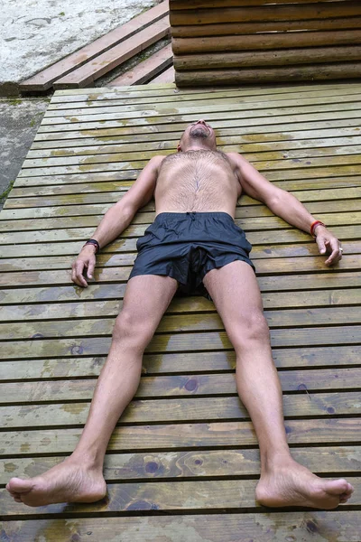 Homme Allongé Sur Une Palette Bois Après Sauna Les Gens — Photo