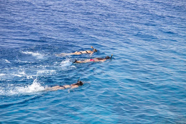 Tre Giovani Ragazze Che Fanno Snorkeling Acque Blu Sopra Barriera — Foto Stock