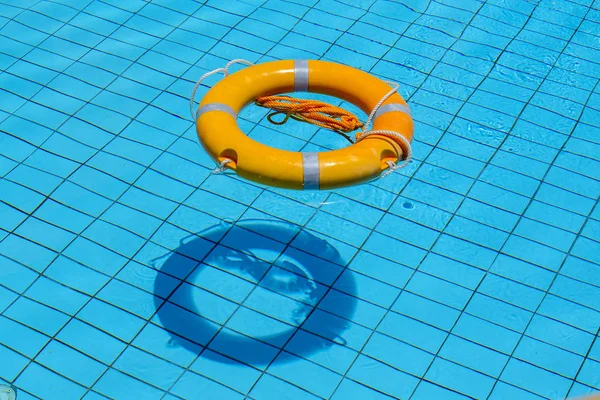 Záchranná Bóje Plovoucí Slunné Modré Vodě Bazénu Zblízka — Stock fotografie