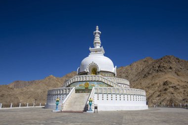Uzun boylu Shanti stupa güzel mavi gökyüzü, Leh büyük stupa ve Jammu ve Keşmir, Ladakh, Hindistan en Budist stupas bir bakış. Himalaya Dağları'nda beyaz stupa