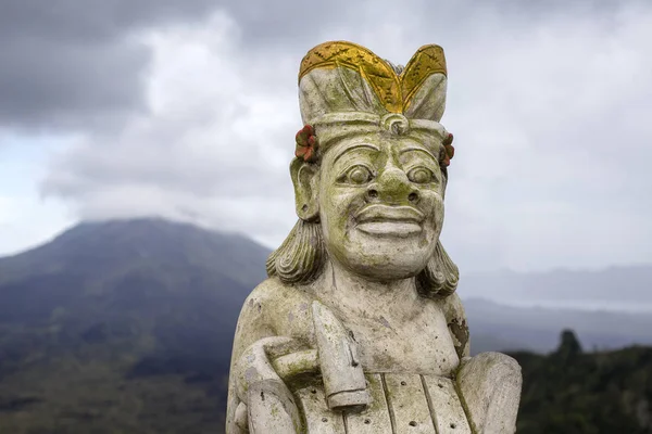 Sculpture Balinaise Traditionnelle Sur Fond Volcan Batur Île Bali Indonésie — Photo