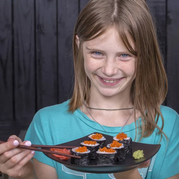 Pretty Teen Dziewczyna Sushi Roll Zbliżenie Portret Nastoletnie Dziewczyny Jedzenie — Zdjęcie stockowe