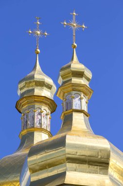 Altın kubbe mavi gökyüzü Ukrayna Kiev Pechersk Lavra manastırı karşı. Yakın çekim