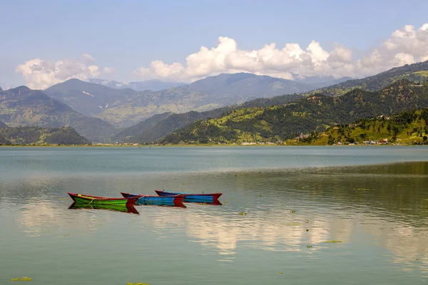 Lago Phewa Acqua Barche Legno Pokhara Nepal Con Montagne Himalayane — Foto Stock